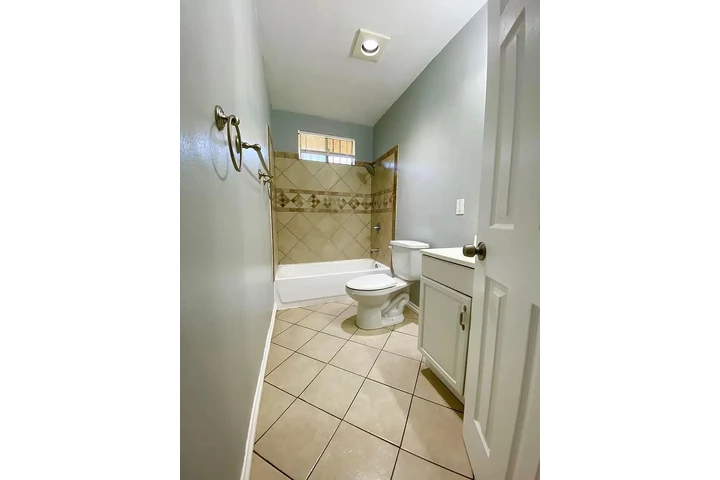 $900 : Casa privada y renovada de 2 image 9