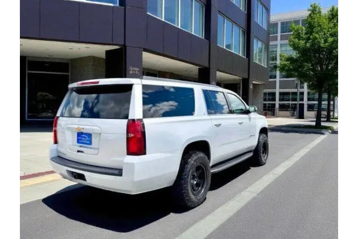 2019 Suburban image 4