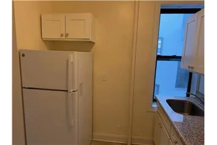 $2300 : Rental property with 1 bedro image 3