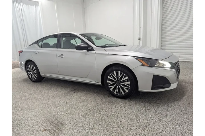 $23394 : Nissan Altima 2024 2.5 SV 4d image 2