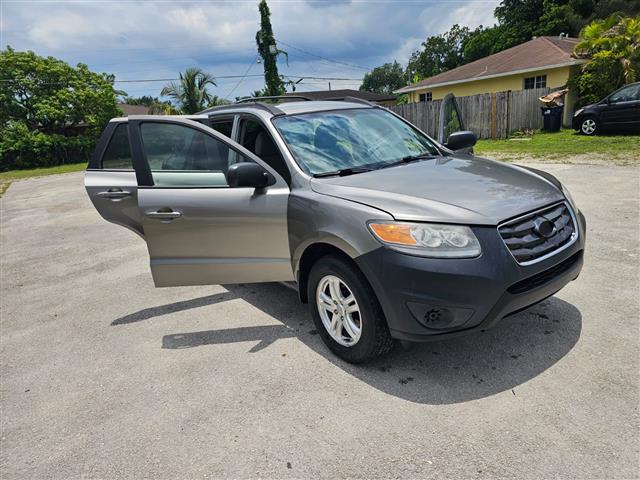 $4500 : Hyundai Santa Fe 2012 image 8