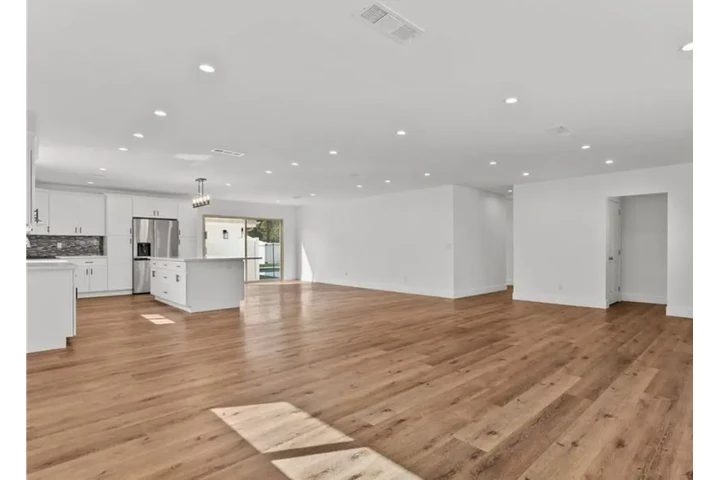 $2400 : 3 Bedroom House In South Gate image 3