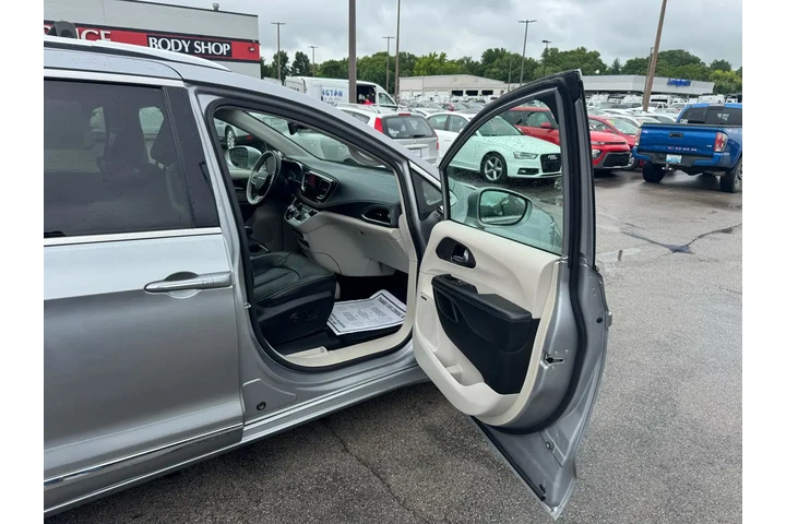 $9980 : 2018 Pacifica Limited FWD image 8