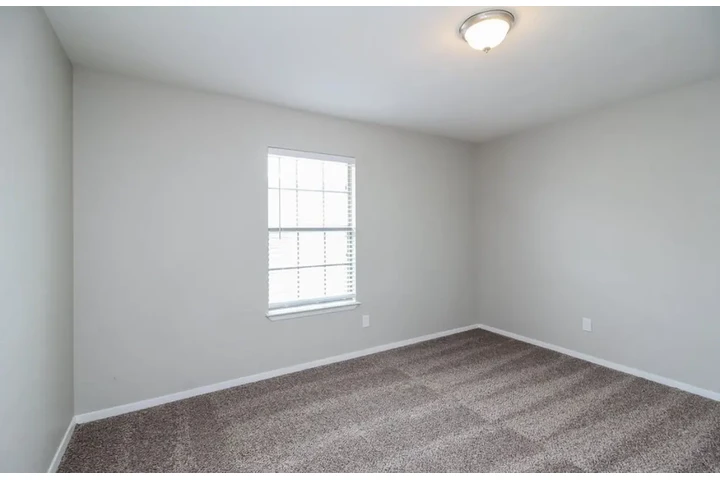 $1450 : 3 Bedroom Home in Dallas TX image 4