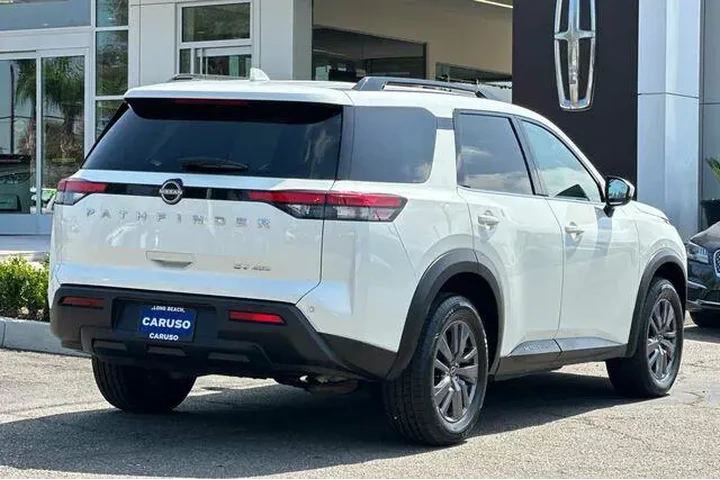 $29998 : Nissan Pathfinder 2023 AWD S image 3