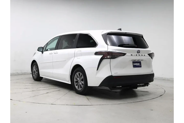 $39998 : Toyota Sienna 2024 AWD LE 8- image 2