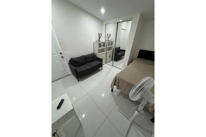 $850 : Roomate image 6