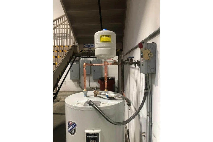 Plomero a su servicio feliz image 2