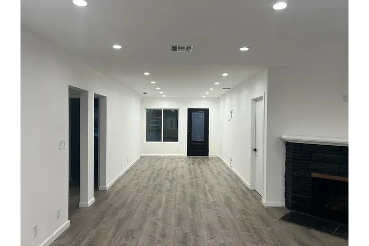 $1200 : Fully renovated single-family image 2