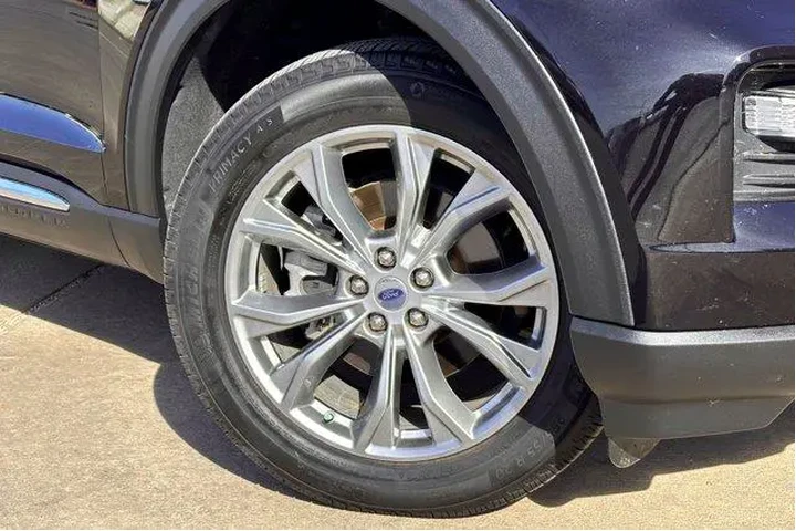 $33977 : Ford Explorer 2023 XLT 4dr S image 2