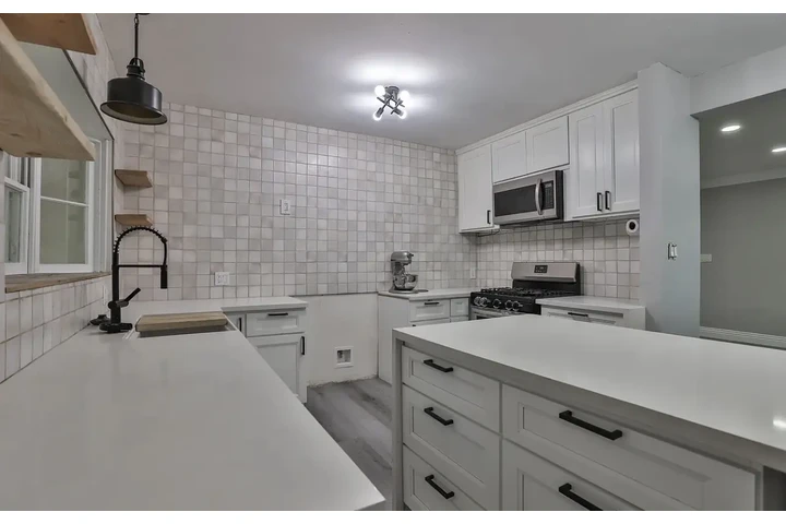 $1000 : stunning spacious updated home image 4