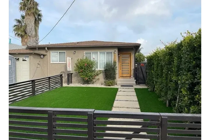 $2300 : SINGLE 4BR  W 138th St, Hawtho image 2