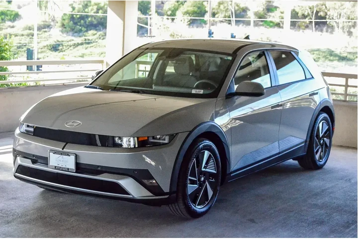 $34995 : Hyundai IONIQ 5 2026 SE 4dr image 3