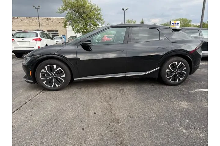 $28766 : Kia EV6 2024 AWD Wind 4dr Cr image 1