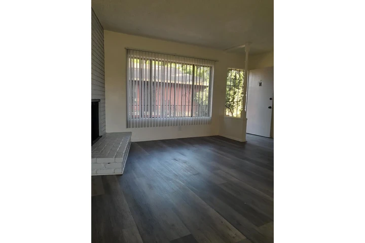 $2000 : North Long Beach image 1