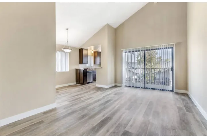 $2495 : 3 Bedroom Apt in koreatown LA image 5