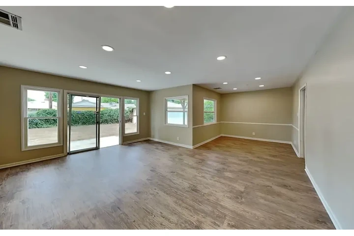 $3504 : Available 3Bed 1Bat in LA image 2