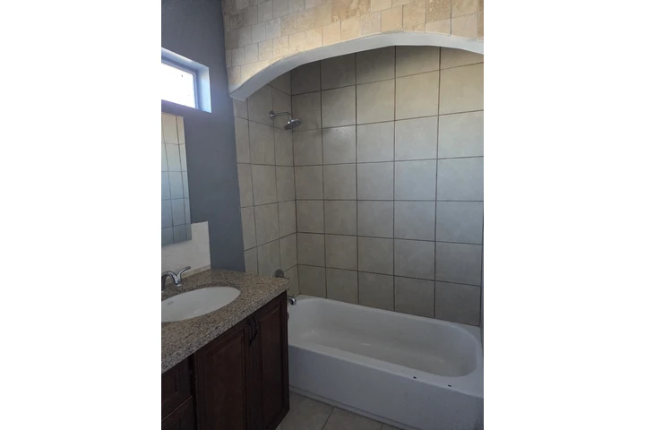 $1800 : Casa de Renta image 2