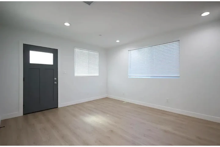 $2355 : Nice  3 bedroom house In LA image 7