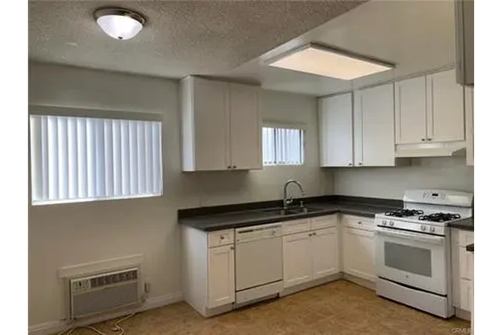 $2475 : 2 BEDS. REMODELED APARTMENTS image 6
