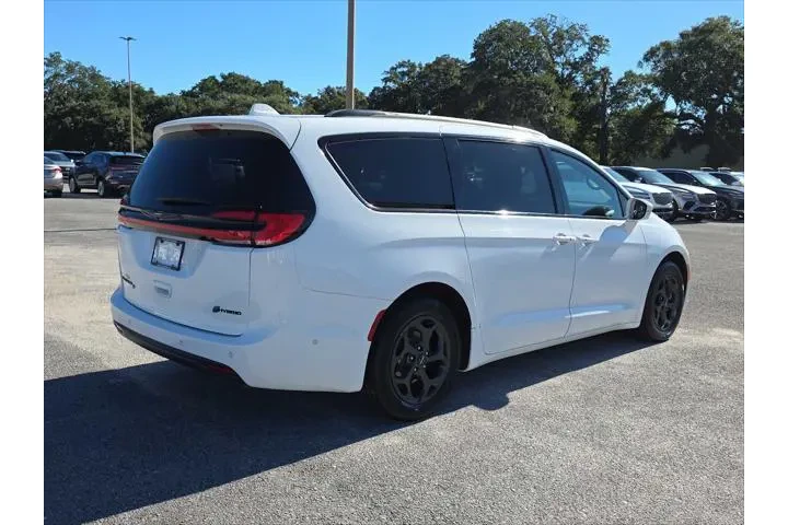 $25901 : Chrysler Pacifica Hybrid 202 image 9