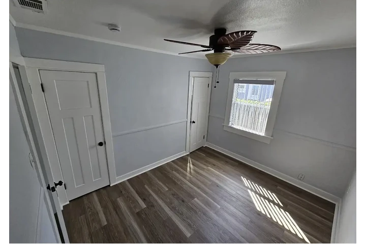 $900 : 2br-1bath Family home image 2