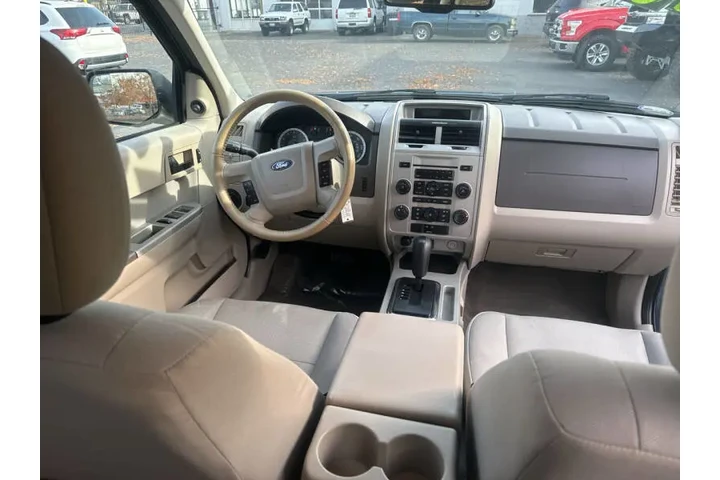 2010 Escape XLT image 9