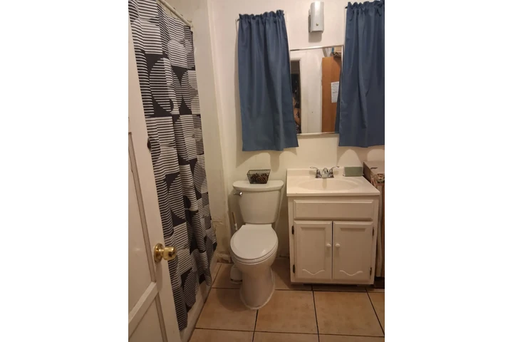 $1100 : Cuarto grande disponible ya image 6