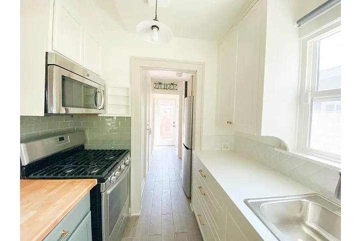 $1175 : Santa Ana Available 2 & 1 image 8