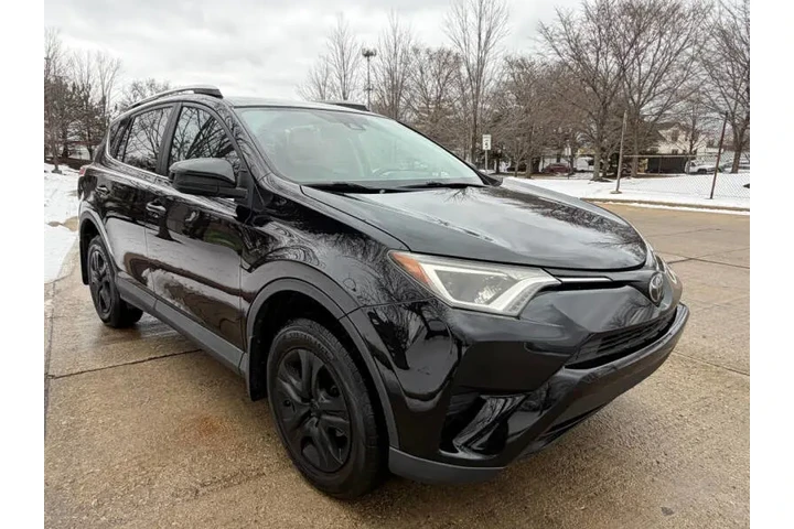 $15997 : 2017 RAV4 LE image 9