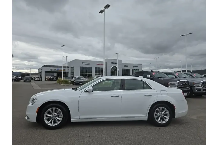 $28998 : Chrysler 300 2023 Touring 4d image 9