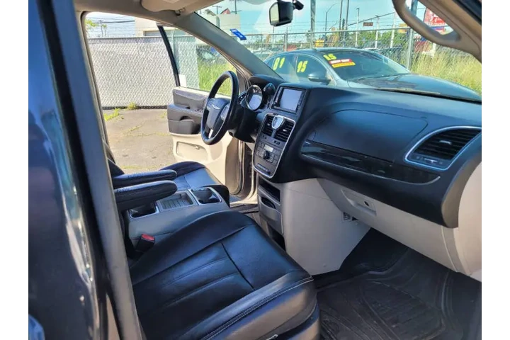 $7950 : 2014 Town and Country Touring image 8