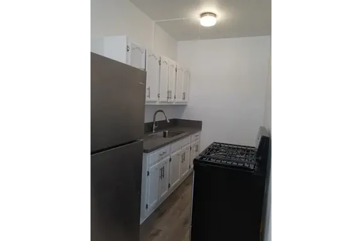 $1475 : 1656 West 11th Place image 5