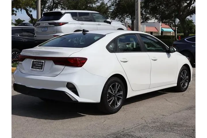 $13990 : Kia Forte 2024 LX 4dr Sedan image 8