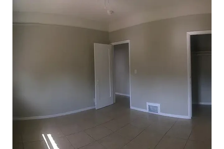 $1100 : 1 Rec en Bell Gardens image 1