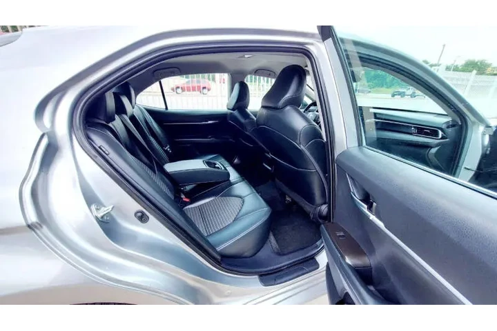 $15990 : 2022 Camry SE image 4