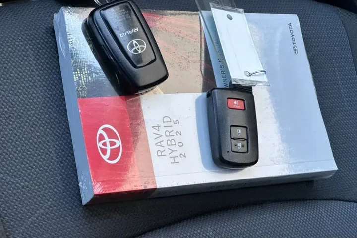 $38912 : Toyota RAV4 Hybrid 2025 AWD image 3