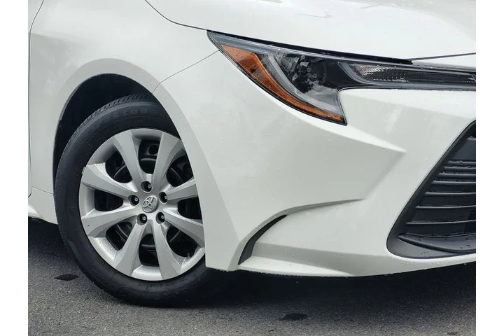 $23599 : Gold Certified 2025 Corolla LE image 4
