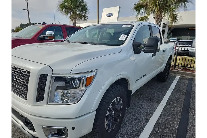 $29000 : Nissan Titan 2018 4x4 S 4dr image 2
