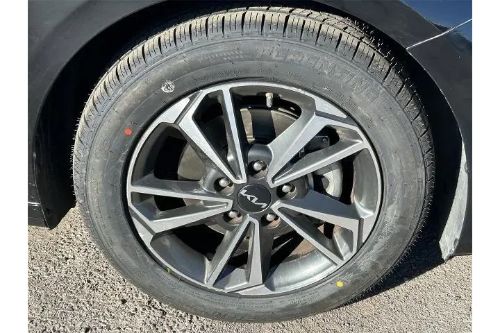 $13749 : Kia Forte 2023 LXS 4dr Sedan image 7