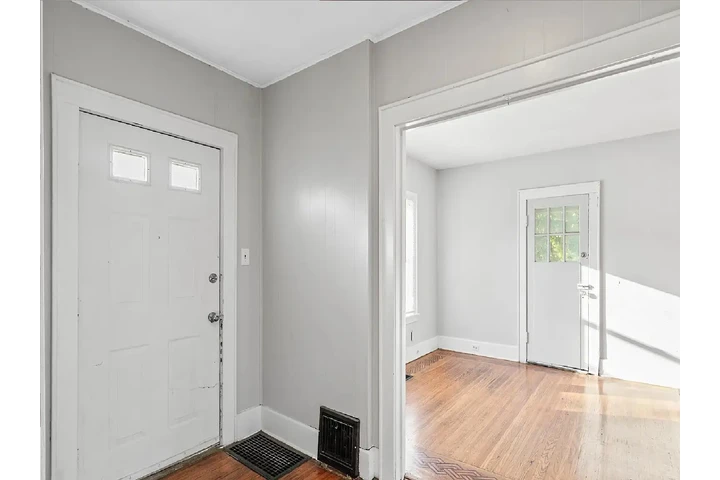 $1000 : large kitchen spacious home image 2