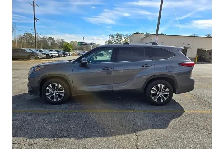 $33487 : Toyota Highlander 2022 XLE 4 image 2