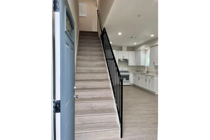 $2495 : 3 Bedroom Apt in koreatown LA image 7