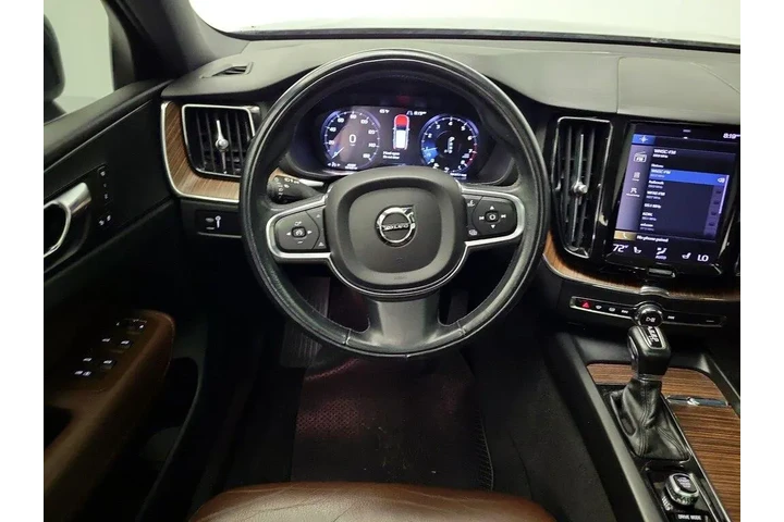 $27998 : Volvo XC60 2021 AWD T5 Momen image 10