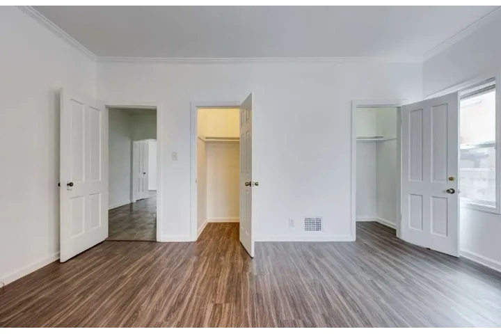 $1900 : 2 Bedroom Apt in James M Wood image 7