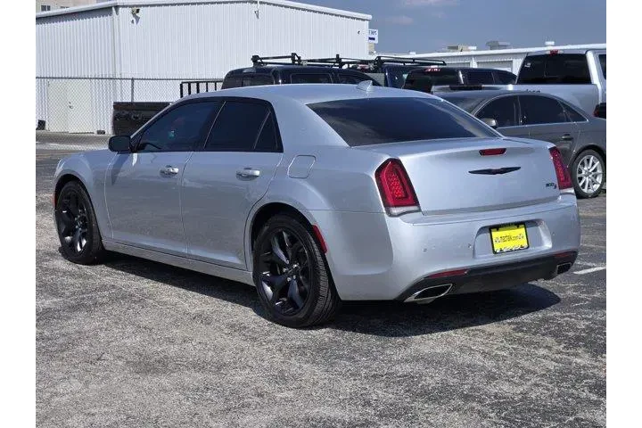 $21991 : Chrysler 300 2021 S V6 4dr S image 3