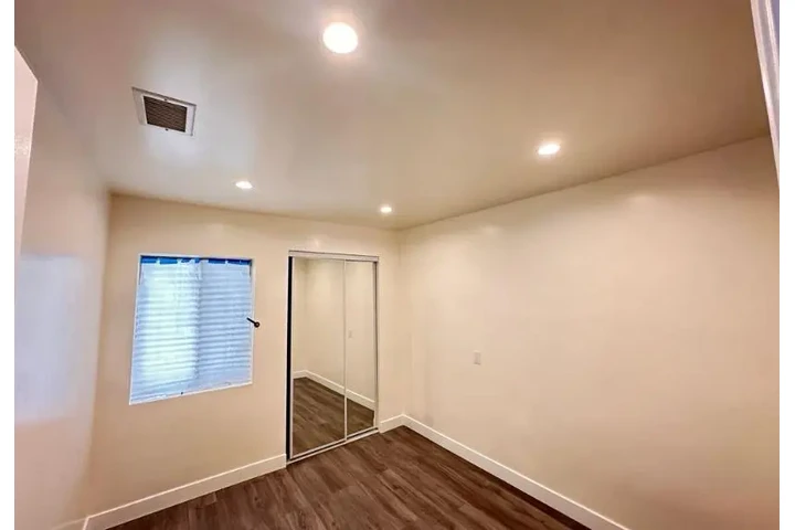 $2500 : 3 Bedroom House  in Koreatown image 5