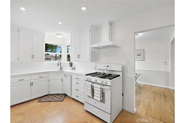 $1000 : Beautifully refreshed 2-bed image 4