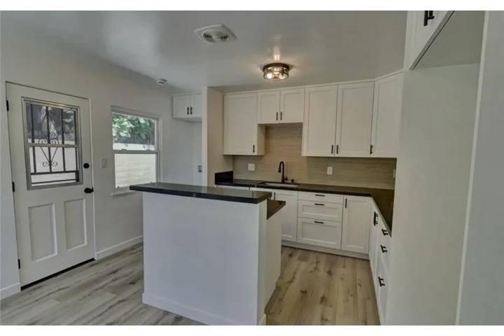 $2450 : 3 Bedroom House in Los Angeles image 5