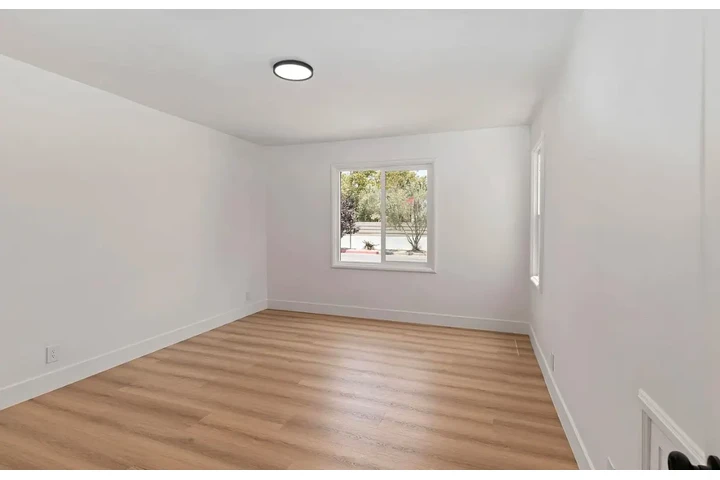 $2400 : Newly Renovated 3 Bed in LA image 6